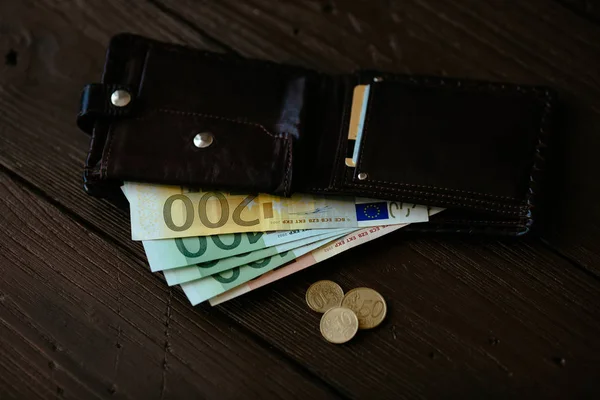 Portafogli uomo con carte di credito, contante in euro e centesimi di euro all'interno — Foto Stock
