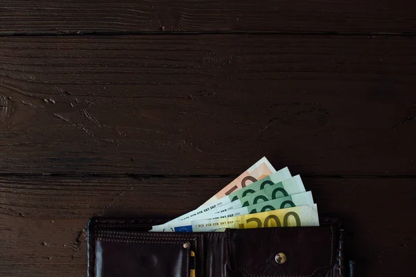 Banknotów i monet euro. Otwórz brązowy portfel mężczyzna z banknotów Euro na drewniane tła z kopia miejsce na Twój projekt — Zdjęcie stockowe