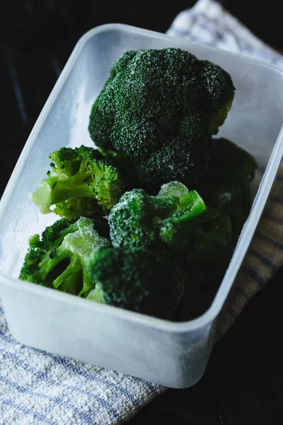 Brokoli segar dalam nampan di handuk . — Stok Foto