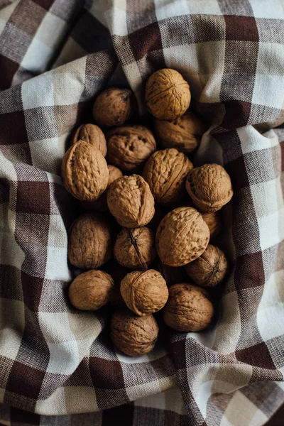 Organik Farmer's Market, ceviz. Grup havlu üzerinde organik ceviz