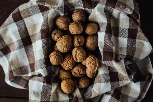 Organik ceviz. Havlu üzerinde birçok organik ceviz