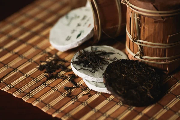 Close Up de chá puer com sapo dourado em um tapete de bambu . — Fotografia de Stock