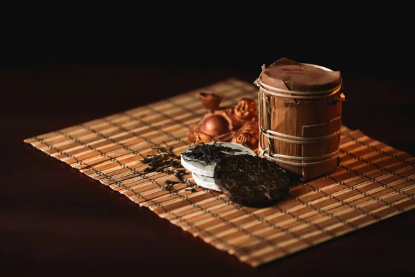 Традиционный китайский чайник с золотой лягушкой на бамбуковом коврике . — стоковое фото