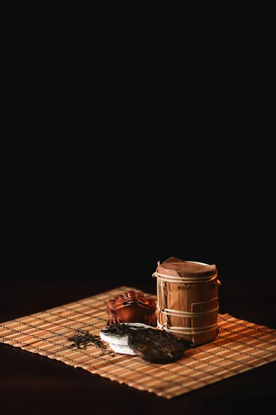 Состав чистого чая с золотой жабой на бамбуковом коврике . — стоковое фото
