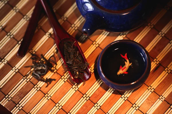 Té chino tradicional en una pala de bambú . — Foto de Stock