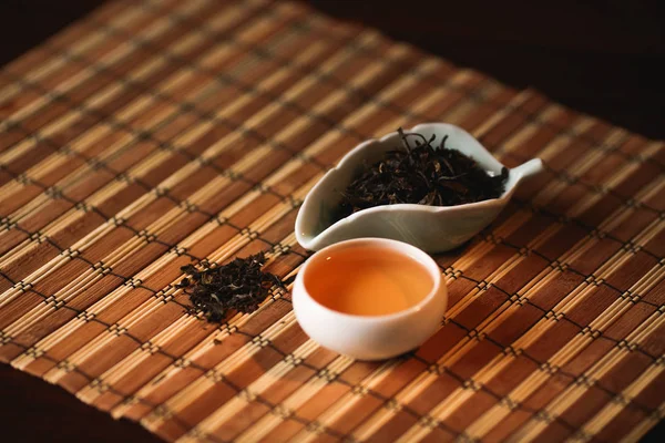 Té chino en una estera de bambú . — Foto de Stock