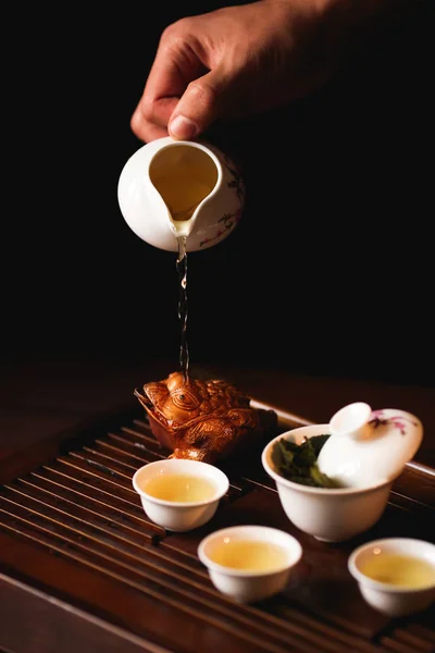 La cérémonie traditionnelle du thé chinois est parfumée par le maître du thé . — Photo