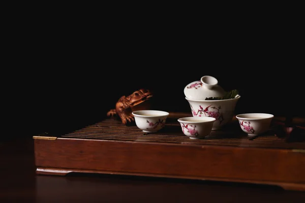Cérémonie du thé chinois. Set de thé sur table à thé chaban avec grenouille dorée . — Photo