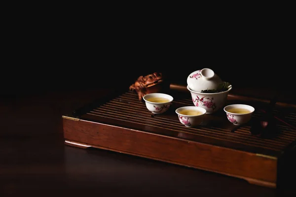 Set de thé chinois sur chaban bureau de thé sur fond noir. Cérémonie du thé chinois . — Photo