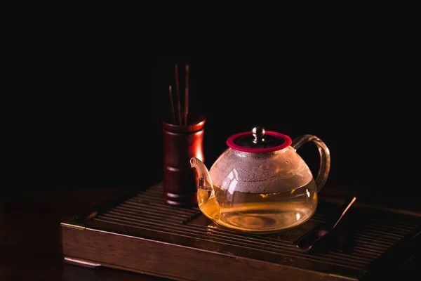 Té floreciente. Té con flores en una tetera en un escritorio de té chaban . — Foto de Stock