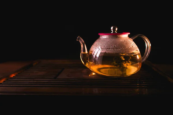 Chá Florido. Floração de chá em bule de chá em uma mesa de chá. Chá chinês . — Fotografia de Stock