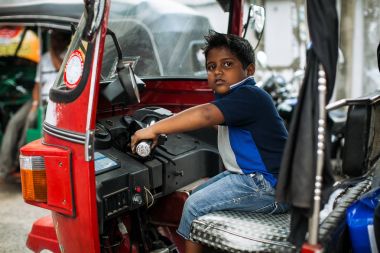 Yeni Delhi, Hindistan - Aralık 09: Hintli çocuk oyunda Hint taksi çekçek sürücüsü. 