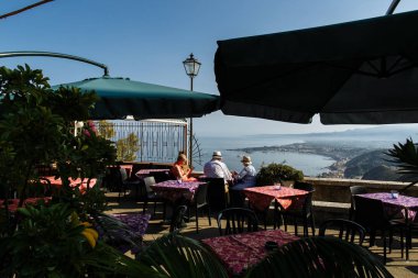 Sicilya, Italya-21 Ağustos 2016-deniz manzaralı bir restoranda istirahat yaşlı insanlar  
