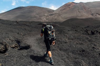 En yüksek yanardağ trekking. Krater volkan Sicilya Etna, tırmanma uzun yürüyüşe çıkan kimse