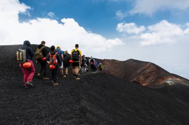 Etna yanardağı, İtalya - Ağustos 2016: Sicilya, İtalya Etna yanardağı üstüne hiking turist grup
