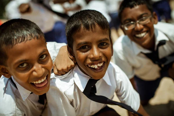 WADDUWA, SRI LANKA - DEZEMBRO 09: Crianças da escola vestidas de uniforme se divertem e brincam no pátio da escola. Wadduwa, Sri Lanka . — Fotografia de Stock