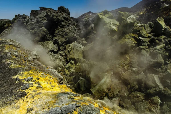 सल्फर आणि स्टीमसह ज्वालामुखीचा क्रेटर — स्टॉक फोटो, इमेज