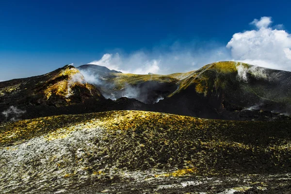 Cráter central del volcán activo en Europa Etna a 3345 metros sobre el nivel del mar. Situado en Sicilia, Italia — Foto de Stock