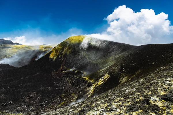 Cratera central do vulcão ativo na Europa Etna a 3345 metros acima do nível do mar. Localizado na Sicília, Itália — Fotografia de Stock