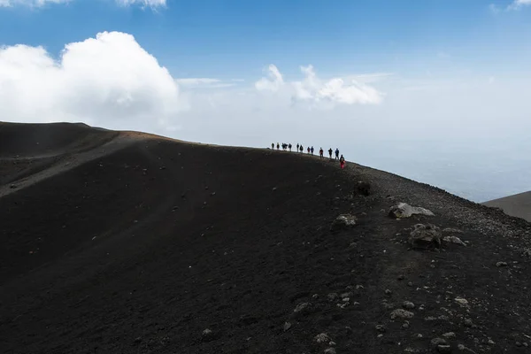 Grupo de turistas caminando en la cima del volcán Etna en Sicilia, Italia — Foto de Stock