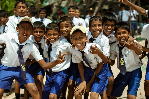 WADDUWA, SRI LANKA - DEZEMBRO 09: Crianças da escola vestidas de uniforme se divertem e brincam no pátio da escola. Wadduwa, Sri Lanka . — Fotografia de Stock