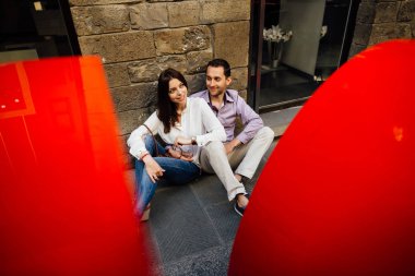  Aşık çift kentsel sokak yere oturur.