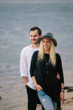 Mutlu aşk güzel çift sahilde yürüyor.