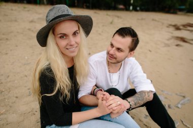 Kum deniz kenarında oturup..... aşık genç güzel şehvetli şık çift