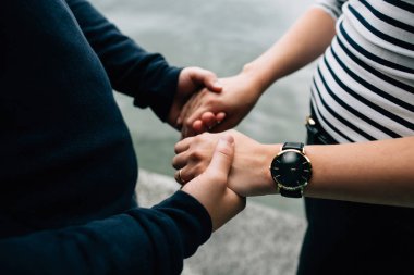 Rıhtımlar üzerinde el ele tutuşarak aşık Çift