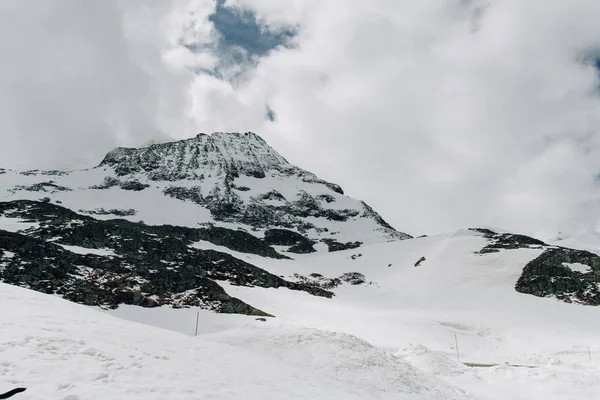 Sassi nella neve in estate nelle Alpi svizzere — Foto Stock