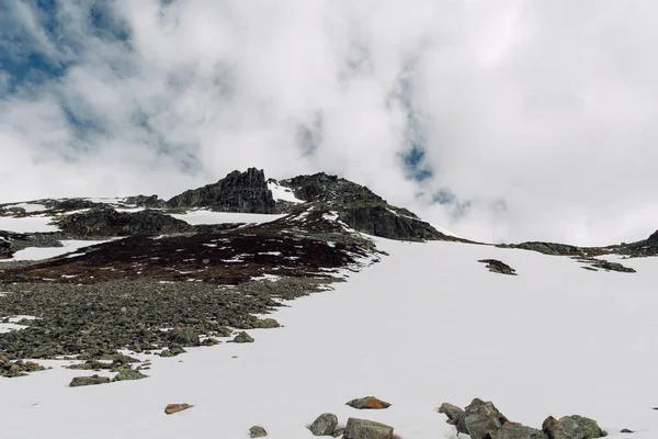 Salju tertutup batu di musim panas waktu di Alpen Swiss — Stok Foto