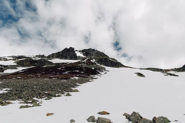 Sassi innevati in estate nelle Alpi svizzere — Foto Stock