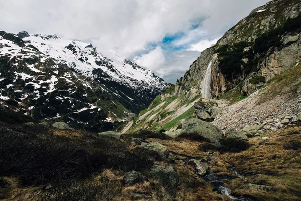 Красивый летний альпийский пейзаж с водопадом в горах — стоковое фото