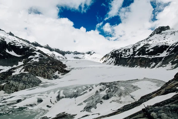 Yaz saati itibariyle İsviçre Alpleri'nde Rhone Buzulu — Stok fotoğraf