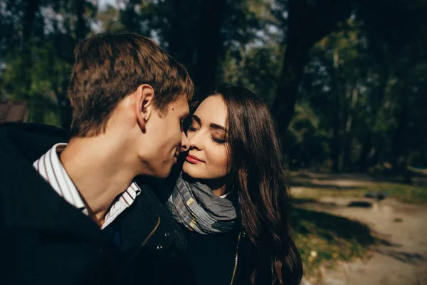 Portret van een jong koppel verliefd genieten van romantische moment in de open lucht — Stockfoto