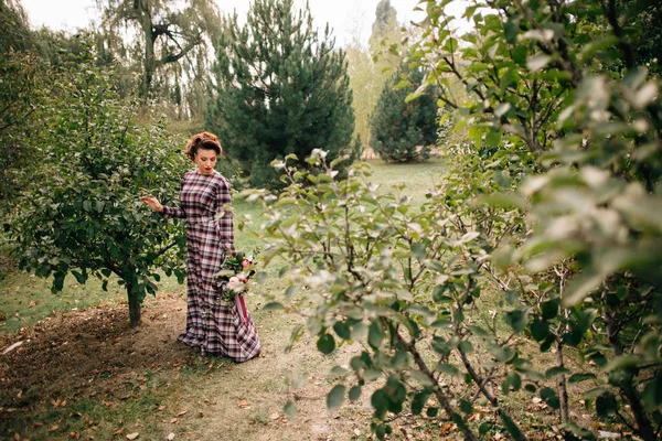 Vackra brud promenader i trädgården. — Stockfoto