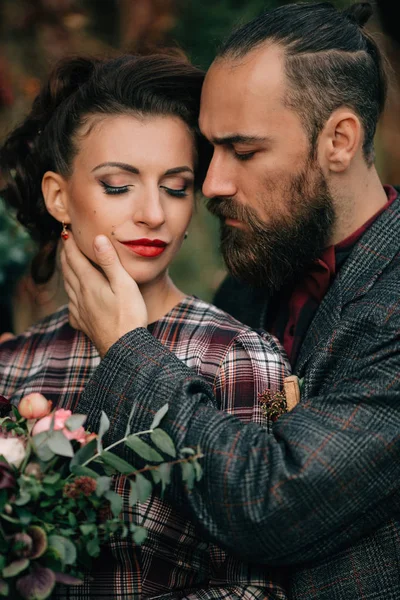 Portrait d'une belle mariée et marié. — Photo