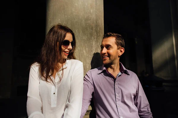 Hermosa pareja feliz enamorada mirándose y sonriendo al atardecer —  Fotos de Stock