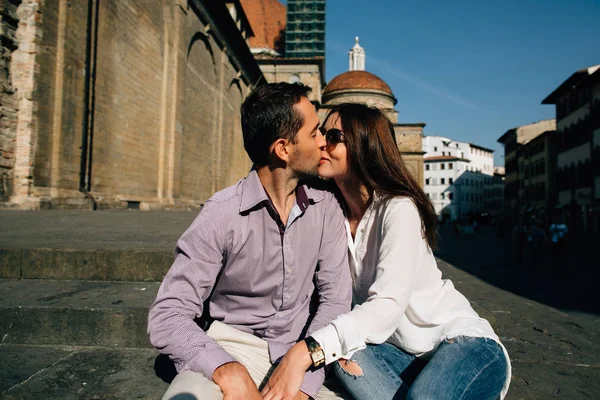 Couple amoureux promenades dans les rues de la vieille ville Florence — Photo