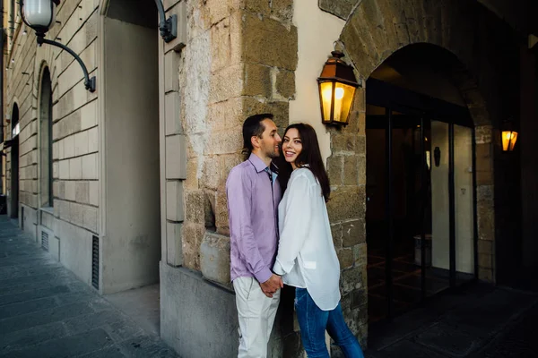 Hermosa pareja enamorada paseando por las calles del casco antiguo —  Fotos de Stock