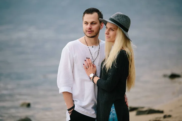 Jonge mooie paar verliefd wandelen aan zee kant — Stockfoto