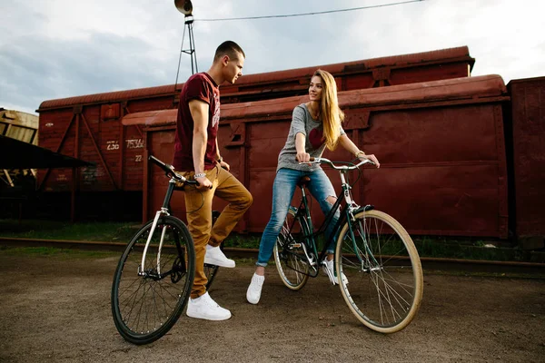 Pareja joven enamorada de las bicicletas urbanas . — Foto de Stock