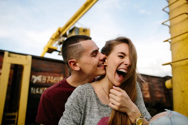 Jonge man het oor van vriendin speels te bijten — Stockfoto