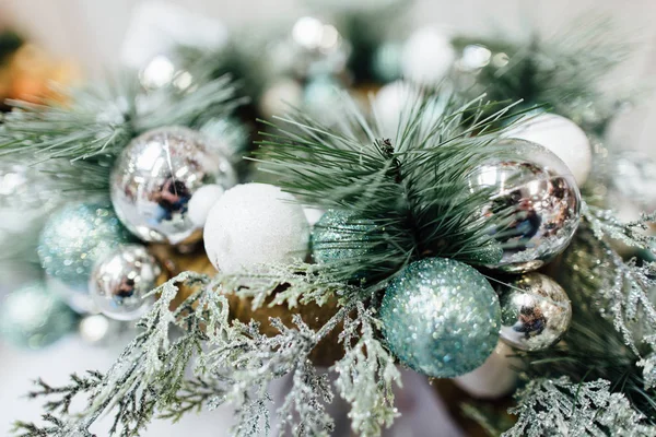 Gümüş baubles dekore edilmiş bir Noel ağaca tutunan.
