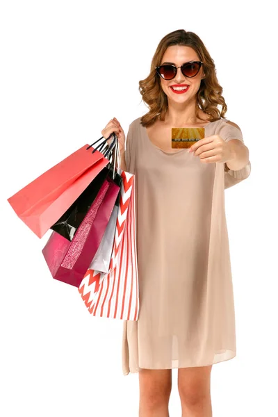 Αγοραστής γυναίκα με πολύχρωμες τσάντες αγορών που ποζάρει με το χρυσό πιστωτική κάρτα — Φωτογραφία Αρχείου