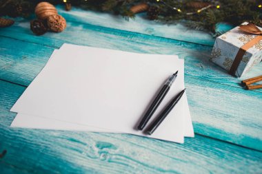 Noel mavi ahşap masa üzerinde boş sayfa.