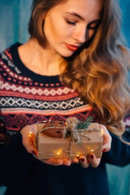 Güzel kadın bir Noel hediyesi tutar.