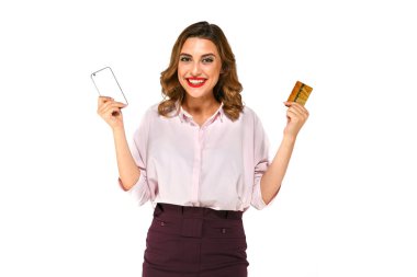Cep telefonu ve kredi kartı beyaz arka plan üzerinde kadın ile heyecanlı