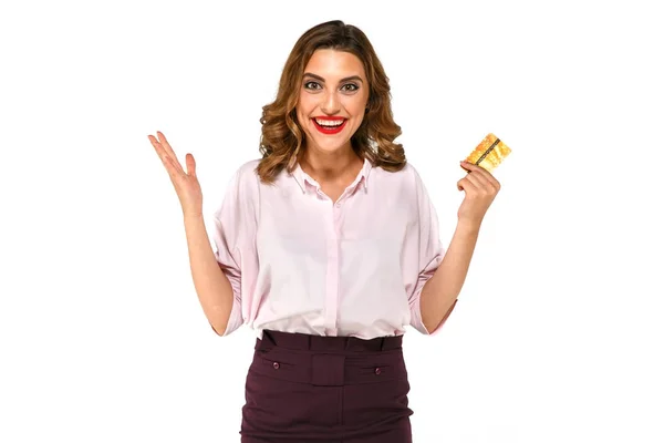 Wesoły kobieta z karty kredytowej na na białym tle — Zdjęcie stockowe