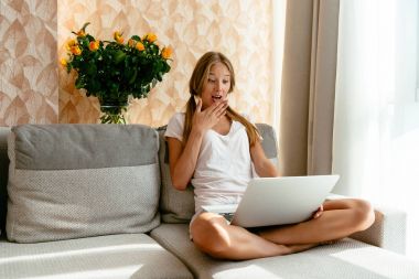 Kadın onu laptop şaşırmış görünüyor